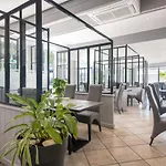 Restaurant & Plaisir 호텔