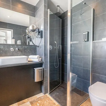 Restaurant & Plaisir 4*